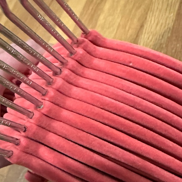 Clutter Free | Set of Pink Velvet Hangers - Picture 4 of 11